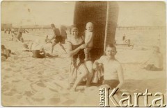 1928, Gdynia, Polska.
Plaża. Irena Milek z rodzicami Franciszkiem i Cecylią Batko.
Fot. NN, zbiory Ireny Milek, reprodukcje cyfrowe w Bibliotece Polskiej im. Ignacego Domeyki w Buenos Aires (Biblioteca Polaca Ignacio Domeyko) i w Ośrodku KARTA w Warszawie.