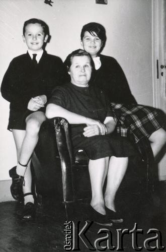 10.06.1963, Comodoro Rivadavia, prowincja Chubut, Argentyna.
Cecylia Batko - matka Ireny Milek z wnukami Ryszardem i Krystyną.
Fot. NN, zbiory Ireny Milek, reprodukcje cyfrowe w Bibliotece Polskiej im. Ignacego Domeyki w Buenos Aires (Biblioteca Polaca Ignacio Domeyko) i w Ośrodku KARTA w Warszawie.