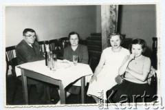 1958, Comodoro Rivadavia, prowincja Chubut, Argentyna.
Dom Polski. Krystyna - córka Ireny Milek (pierwsza z prawej), Jadwiga (druga z prawej) i rodzice Ireny Milek.
Fot. NN, zbiory Ireny Milek, reprodukcje cyfrowe w Bibliotece Polskiej im. Ignacego Domeyki w Buenos Aires (Biblioteca Polaca Ignacio Domeyko) i w Ośrodku KARTA w Warszawie.