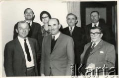 2.05.1965, Comodoro Rivadavia, prowincja Chubut, Argentyna.
Zarząd Domu Polskiego. Robert Szymański (w drugim rzędzie, pierwszy z lewej), Janina Koprowska, pan Socha (w środku w pierwszym rzędzie), Władysław Koprowski (pierwszy z prawej) - ojczym Ireny Milek.
Fot. NN, zbiory Ireny Milek, reprodukcje cyfrowe w Bibliotece Polskiej im. Ignacego Domeyki w Buenos Aires (Biblioteca Polaca Ignacio Domeyko) i w Ośrodku KARTA w Warszawie.