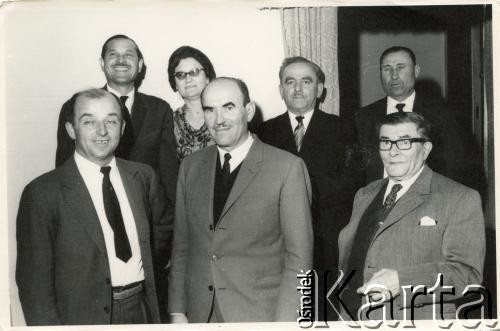 2.05.1965, Comodoro Rivadavia, prowincja Chubut, Argentyna.
Zarząd Domu Polskiego. Robert Szymański (w drugim rzędzie, pierwszy z lewej), Janina Koprowska, pan Socha (w środku w pierwszym rzędzie), Władysław Koprowski (pierwszy z prawej) - ojczym Ireny Milek.
Fot. NN, zbiory Ireny Milek, reprodukcje cyfrowe w Bibliotece Polskiej im. Ignacego Domeyki w Buenos Aires (Biblioteca Polaca Ignacio Domeyko) i w Ośrodku KARTA w Warszawie.