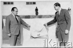 1966, Comodoro Rivadavia, prowincja Chubut, Argentyna.
Lisandro Guarnieri (z lewej) i Jan Józef Koprowski (z prawej) podczas odsłonięcia tablicy upamietniającej ojca Luis Dabrowskiego. Przy okazji uczczono Milenium chrztu Polski. 
Fot. NN, zbiory Enrique Koprowskiego, reprodukcje cyfrowe w Bibliotece Polskiej im. Ignacego Domeyki w Buenos Aires (Biblioteca Polaca Ignacio Domeyko) i w Ośrodku KARTA w Warszawie.