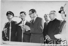1966, Comodoro Rivadavia, prowincja Chubut, Argentyna.
Uroczystość z okazji Milenium chrztu Polski. Przemawia Jan Józef Koprowski - ojciec Enrique Koprowskiego.
Fot. NN, zbiory Enrique Koprowskiego, reprodukcje cyfrowe w Bibliotece Polskiej im. Ignacego Domeyki w Buenos Aires (Biblioteca Polaca Ignacio Domeyko) i w Ośrodku KARTA w Warszawie.