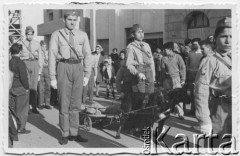 1958, Comodoro Rivadavia, prowincja Chubut, Argentyna.
Enrique Koprowski (pierwszy z lewej) jako harcerz.
Fot. NN, zbiory Enrique Koprowskiego, reprodukcje cyfrowe w Bibliotece Polskiej im. Ignacego Domeyki w Buenos Aires (Biblioteca Polaca Ignacio Domeyko) i w Ośrodku KARTA w Warszawie.