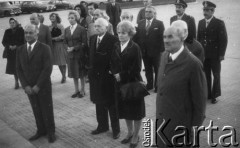 1966, Comodoro Rivadavia, prowincja Chubut, Argentyna.
Pan Socha (pierwszy z prawej), Jadwiga Koprowski (druga z prawej) - matka Enrique Koprowskiego, Józef Szymanski (trzeci z prawej), pani Socha (pierwsza z lewej), Henryk Socha (drugi z lewej), pan Pacck, pan Malinowski (w okularach).
Fot. NN, zbiory Enrique Koprowskiego, reprodukcje cyfrowe w Bibliotece Polskiej im. Ignacego Domeyki w Buenos Aires (Biblioteca Polaca Ignacio Domeyko) i w Ośrodku KARTA w Warszawie.