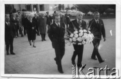 1966, Comodoro Rivadavia, prowincja Chubut, Argentyna.
Enrique Koprowski (pierwszy z lewej), Franciszek Leniek (drugi z lewej) i pan Michniewicz. Jadwiga Koprowski (z tyłu) - matka Enrique Koprowskiego. Eugeniusz Zacharko (z tyłu, drugi z prawej).
Fot. NN, zbiory Enrique Koprowskiego, reprodukcje cyfrowe w Bibliotece Polskiej im. Ignacego Domeyki w Buenos Aires (Biblioteca Polaca Ignacio Domeyko) i w Ośrodku KARTA w Warszawie.