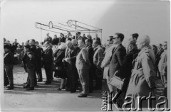 1966, Comodoro Rivadavia, prowincja Chubut, Argentyna.
Inauguracja Avenida Polonia (ulica Polska). Pan Twardowski (pierwszy z prawej), Eugeniusz Zacharko (w środku, z wąsami).
Fot. NN, zbiory Enrique Koprowskiego, reprodukcje cyfrowe w Bibliotece Polskiej im. Ignacego Domeyki w Buenos Aires (Biblioteca Polaca Ignacio Domeyko) i w Ośrodku KARTA w Warszawie.