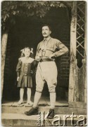 1919, Polska.
Janina Koprowski z francuskim żołnierzem.
Fot. NN, zbiory Enrique Koprowskiego, reprodukcje cyfrowe w Bibliotece Polskiej im. Ignacego Domeyki w Buenos Aires (Biblioteca Polaca Ignacio Domeyko) i w Ośrodku KARTA w Warszawie.