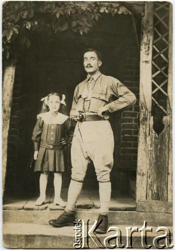 1919, Polska.
Janina Koprowski z francuskim żołnierzem.
Fot. NN, zbiory Enrique Koprowskiego, reprodukcje cyfrowe w Bibliotece Polskiej im. Ignacego Domeyki w Buenos Aires (Biblioteca Polaca Ignacio Domeyko) i w Ośrodku KARTA w Warszawie.