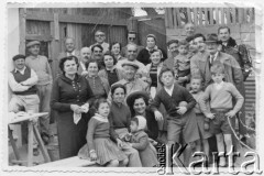 Lata 50., Comodoro Rivadavia, prowincja Chubut, Argentyna.
Spotkanie rodzinne. Stefan Koprowski (w kapeluszu, z prawej) - dziadek Enrique Koprowskiego, Jan Józef Koprowski (pierwszy z prawej w ostatnim rzędzie), Marianna Koprowski (z chustką) - babcia Enrique Koprowskiego, Jadwiga Koprowski (stoi trzecia z lewej) - matka Enrique Koprowskiego, Enrique Koprowski (pierwszy z prawej w krótkich spodenkach) i jego siostra Wanda Koprowski (siedzi pierwsza z lewej), Luiz Majcher (z przodu, w czepku).
Fot. NN, zbiory Enrique Koprowskiego, reprodukcje cyfrowe w  Bibliotece Polskiej im. Ignacego Domeyki w Buenos Aires (Biblioteca Polaca Ignacio Domeyko) i w Ośrodku KARTA w Warszawie.