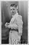 8.12.1955, Comodoro Rivadavia, prowincja Chubut, Argentyna.
Pierwsza Komunia Święta Enrique Koprowskiego.
Fot. NN, zbiory Enrique Koprowskiego, reprodukcje cyfrowe w Bibliotece Polskiej im. Ignacego Domeyki w Buenos Aires (Biblioteca Polaca Ignacio Domeyko) i w Ośrodku KARTA w Warszawie.