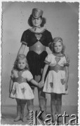1944 lub 1945, Argentyna.
Janina Koprowski (w środku), Eugenia Leniek (pierwsza z prawej) i Zofia Leniek.
Fot. NN, zbiory Enrique Koprowskiego, reprodukcje cyfrowe w Bibliotece Polskiej im. Ignacego Domeyki w Buenos Aires (Biblioteca Polaca Ignacio Domeyko) i w Ośrodku KARTA w Warszawie.