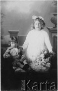 Brak daty, brak miejsca.
Dzieci w atelier fotograficznym.
Fot. NN, zbiory Enrique Koprowskiego, reprodukcje cyfrowe w Bibliotece Polskiej im. Ignacego Domeyki w Buenos Aires (Biblioteca Polaca Ignacio Domeyko) i w Ośrodku KARTA w Warszawie.