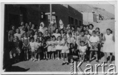 Lata 50., Comodoro Rivadavia, prowincja Chubut, Argentyna.
Dzieci z Domu Polskiego. Enrique Koprowski (w drugim rzędzie, piąty z prawej), Marta Martinez (w drugim rzędzie, siódma z prawej).
Fot. NN, zbiory Enrique Koprowskiego, reprodukcje cyfrowe w Bibliotece Polskiej im. Ignacego Domeyki w Buenos Aires (Biblioteca Polaca Ignacio Domeyko) i w Ośrodku KARTA w Warszawie.