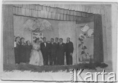 1952, Comodoro Rivadavia, prowincja Chubut, Argentyna.
Uroczystość w Domu Polskim (Casa Polaca). Na scenie m.in. Eugenia Leniek, Jadwiga Milek, Susana Buczak i Nela Leniek oraz panowie Mularz, Dola, Malinowski i Socha.
Fot. NN, zbiory Enrique Koprowskiego, reprodukcje cyfrowe w Bibliotece Polskiej im. Ignacego Domeyki w Buenos Aires (Biblioteca Polaca Ignacio Domeyko) i w Ośrodku KARTA w Warszawie.
