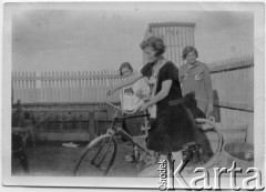 1950, Diadema, prowincja Chubut, Argentyna.
Wanda Koprowski (trzyma rower), Marianna Koprowski (z tyłu z prawej) - babcia Enrique Koprowskiego.
Fot. NN, zbiory Enrique Koprowskiego, reprodukcje cyfrowe w Bibliotece Polskiej im. Ignacego Domeyki w Buenos Aires (Biblioteca Polaca Ignacio Domeyko) i w Ośrodku KARTA w Warszawie.