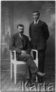 Lata 30., Comodoro Rivadavia, prowincja Chubut, Argentyna.
Atelier fotograficzne - Jan Samoluta (siedzi) i nieznany mężczyzna.
Fot. NN, zbiory Enrique Koprowskiego, reprodukcje cyfrowe w Bibliotece Polskiej im. Ignacego Domeyki w Buenos Aires (Biblioteca Polaca Ignacio Domeyko) i w Ośrodku KARTA w Warszawie.