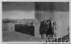 1926, Comodoro Rivadavia, prowincja Chubut, Argentyna.
Budowa Domu Polskiego. Janina Koprowski (pierwsza z lewej).
Fot. NN, zbiory Enrique Koprowskiego, reprodukcje cyfrowe w Bibliotece Polskiej im. Ignacego Domeyki w Buenos Aires (Biblioteca Polaca Ignacio Domeyko) i w Ośrodku KARTA w Warszawie.