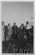 Lata 30., Kilometro 3, Comodoro Rivadavia, prowincja Chubut, Argentyna.
Rodzinne spotkanie. Na zdjęciu m.in. Janina Koprowski (pierwsza z lewej), Marianna Koprowski (trzecia z lewej).
Fot. NN, zbiory Enrique Koprowskiego, reprodukcje cyfrowe w Bibliotece Polskiej im. Ignacego Domeyki w Buenos Aires (Biblioteca Polaca Ignacio Domeyko) i w Ośrodku KARTA w Warszawie.

