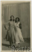 1933, Comodoro Rivadavia, prowincja Chubut, Argentyna.
Janina Koprowski (z lewej) z koleżanką. W tle Dom Polski.
Fot. NN, zbiory Enrique Koprowskiego, reprodukcje cyfrowe w Bibliotece Polskiej im. Ignacego Domeyki w Buenos Aires (Biblioteca Polaca Ignacio Domeyko) i w Ośrodku KARTA w Warszawie.
