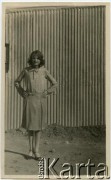 1933, Comodoro Rivadavia, prowincja Chubut, Argentyna.
Wanda Koprowski na tle Domu Polskiego. 
Fot. NN, zbiory Enrique Koprowskiego, reprodukcje cyfrowe w Bibliotece Polskiej im. Ignacego Domeyki w Buenos Aires (Biblioteca Polaca Ignacio Domeyko) i w Ośrodku KARTA w Warszawie.