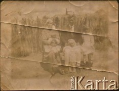 1918 lub 1919, Bahia Solano, Argentyna.
Marianna i Stefan Koprowscy z dziećmi: Janiną (pierwsza z prawej), Eugenią (przy ojcu) i Wandą.
Fot. NN, zbiory Enrique Koprowskiego, reprodukcje cyfrowe w Bibliotece Polskiej im. Ignacego Domeyki w Buenos Aires (Biblioteca Polaca Ignacio Domeyko) i w Ośrodku KARTA w Warszawie.