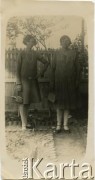 1933, Kilometro 3, Comodoro Rivadavia, prowincja Chubut, Argentyna.
Marianna Koprowski (z prawej) z córką Janiną Koprowski.
Fot. NN, zbiory Enrique Koprowskiego, reprodukcje cyfrowe w Bibliotece Polskiej im. Ignacego Domeyki w Buenos Aires (Biblioteca Polaca Ignacio Domeyko) i w Ośrodku KARTA w Warszawie.