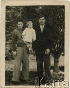 1949, Comodoro Rivadavia, prowincja Chubut, Argentyna.
Enrique Koprowski (w środku) z rodzicami Jadwigą i Janem Józefem Koprowskimi.
Fot. NN, zbiory Enrique Koprowskiego, reprodukcje cyfrowe w Bibliotece Polskiej im. Ignacego Domeyki w Buenos Aires (Biblioteca Polaca Ignacio Domeyko) i w Ośrodku KARTA w Warszawie.