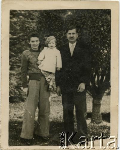 1949, Comodoro Rivadavia, prowincja Chubut, Argentyna.
Enrique Koprowski (w środku) z rodzicami Jadwigą i Janem Józefem Koprowskimi.
Fot. NN, zbiory Enrique Koprowskiego, reprodukcje cyfrowe w Bibliotece Polskiej im. Ignacego Domeyki w Buenos Aires (Biblioteca Polaca Ignacio Domeyko) i w Ośrodku KARTA w Warszawie.