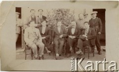 1930, Comodoro Rivadavia, prowincja Chubut, Argentyna.
Zarząd Domu Polskiego. Stanisław Leniek (stoi pierwszy z prawej), Władysław Koprowski (siedzi pierwszy z prawej), Jan Samoluta (siedzi drugi z prawej), Stefan Koprowski (siedzi trzeci z prawej).
Fot. NN, zbiory Enrique Koprowskiego, reprodukcje cyfrowe w Bibliotece Polskiej im. Ignacego Domeyki w Buenos Aires (Biblioteca Polaca Ignacio Domeyko) i w Ośrodku KARTA w Warszawie.