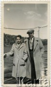 1945 lub 1946, Bariloche, Argentyna.
Jadwiga i Jan Józef Koprowscy - rodzice Enrique Koprowskiego.
Fot. NN, zbiory Enrique Koprowskiego, reprodukcje cyfrowe w Bibliotece Polskiej im. Ignacego Domeyki w Buenos Aires (Biblioteca Polaca Ignacio Domeyko) i w Ośrodku KARTA w Warszawie.