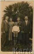 1949, Kilometro 8, Comodoro Rivadavia, prowincja Chubut, Argentyna.
Rodzina Enrique Koprowskiego. Od prawej stoją Stanisław Bąk z żoną Eugenią Koprowski - siostrą Jana Józefa Koprowskiego - i synem Alfredem Bąkiem.
Fot. NN, zbiory Enrique Koprowskiego, reprodukcje cyfrowe w Bibliotece Polskiej im. Ignacego Domeyki w Buenos Aires (Biblioteca Polaca Ignacio Domeyko) i w Ośrodku KARTA w Warszawie.


