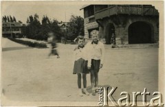 1956 lub 1957, Bariloche, prowincja Rio Negro, Argentyna.
Rodzeństwo Wanda i Enrique Koprowscy.
Fot. NN, zbiory Enrique Koprowskiego, reprodukcje cyfrowe w Bibliotece Polskiej im. Ignacego Domeyki w Buenos Aires (Biblioteca Polaca Ignacio Domeyko) i w Ośrodku KARTA w Warszawie.


