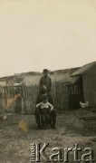 Lata 40., Kilometro 8, Comodoro Rivadavia, prowincja Chubut, Argentyna.
Polscy sąsiedzi rodziny Koprowskich.
Fot. NN, zbiory Enrique Koprowskiego, reprodukcje cyfrowe w Bibliotece Polskiej im. Ignacego Domeyki w Buenos Aires (Biblioteca Polaca Ignacio Domeyko) i w Ośrodku KARTA w Warszawie.

