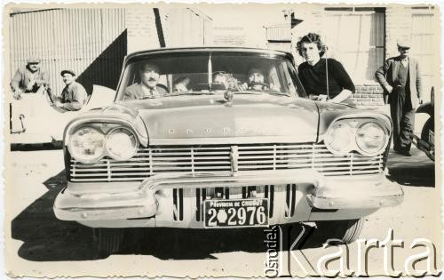 1958, Comodoro Rivadavia, prowincja Chubut, Argentyna.
Samochód Plymouth, Stefan Koprowski (pierwszy z prawej)- dziadek Enrique Koprowskiego, Jadwiga Koprowski (przy samochodzie) - matka Enrique Koprowskiego, Jan Józef Koprowski (w samochodzie z tyłu, z lewej) - ojciec Enrique Koprowskiego. W samochodzie siedzi rodzeństwo Enrique i Wanda Koprowscy.
Fot. NN, zbiory Enrique Koprowskiego, reprodukcje cyfrowe w Bibliotece Polskiej im. Ignacego Domeyki w Buenos Aires (Biblioteca Polaca Ignacio Domeyko) i w Ośrodku KARTA w Warszawie.
