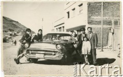 Lata 50., Comodoro Rivadavia, prowincja Chubut, Argentyna.
Ulica Huergo, Jan Józef Koprowski (w czapce) - ojciec Enrique Koprowskiego - z Wandą Koprowski - siostrą Enrique Koprowskiego i kolegami. Z tyłu Dom Polski.
Fot. NN, zbiory Enrique Koprowskiego, reprodukcje cyfrowe w Bibliotece Polskiej im. Ignacego Domeyki w Buenos Aires (Biblioteca Polaca Ignacio Domeyko) i w Ośrodku KARTA w Warszawie.
