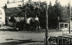 1957 lub 1958, Pico Salamanca, Argentyna.
Jadwiga Koprowski (pierwsza z prawej z torebką) - matka Enrique Koprowskiego - na wakacjach.
Fot. NN, zbiory Enrique Koprowskiego, reprodukcje cyfrowe w Bibliotece Polskiej im. Ignacego Domeyki w Buenos Aires (Biblioteca Polaca Ignacio Domeyko) i w Ośrodku KARTA w Warszawie.
