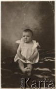 Początek XX w., Comodoro Rivadavia, prowincja Chubut, Argentyna.
Dziecko w atelier fotograficznym.
Fot. NN, zbiory Enrique Koprowskiego, reprodukcje cyfrowe w Bibliotece Polskiej im. Ignacego Domeyki w Buenos Aires (Biblioteca Polaca Ignacio Domeyko) i w Ośrodku KARTA w Warszawie.

