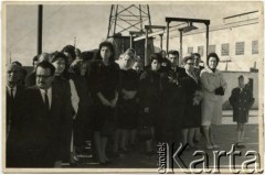 Lata 60., Kilometro 3, Comodoro Rivadavia, prowincja Chubut, Argentyna.
Uroczystość. Jadwiga Koprowski (szósta z prawej) - matka Enrique Koprowskiego.
Fot. NN, zbiory Enrique Koprowskiego, reprodukcje cyfrowe w Bibliotece Polskiej im. Ignacego Domeyki w Buenos Aires (Biblioteca Polaca Ignacio Domeyko) i w Ośrodku KARTA w Warszawie.


