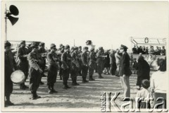 1966, Comodoro Rivadavia, prowincja Chubut, Argentyna.
Orkiestra wojskowa w czasie inauguracji Avenida Polonia (ulica Polska).
Fot. NN, zbiory Enrique Koprowskiego, reprodukcje cyfrowe w Bibliotece Polskiej im. Ignacego Domeyki w Buenos Aires (Biblioteca Polaca Ignacio Domeyko) i w Ośrodku KARTA w Warszawie.
