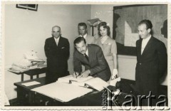 1962 lub 1963, Argentyna.
Ślub Sofi Leniek. Jan Józef Koprowski (jako świadek podpisuje dokument) - ojciec Enrique Koprowskiego.
Fot. NN, zbiory Enrique Koprowskiego, reprodukcje cyfrowe w Bibliotece Polskiej im. Ignacego Domeyki w Buenos Aires (Biblioteca Polaca Ignacio Domeyko) i w Ośrodku KARTA w Warszawie.