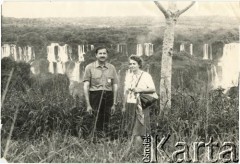 Lata 50., Foz de Iguazu, prowincja Misiones, Argentyna.
Jadwiga i Jan Józef Koprowscy - rodzice Enrique Koprowskiego przy wodospadach Iguazu.
Fot. NN, zbiory Enrique Koprowskiego, reprodukcje cyfrowe w Bibliotece Polskiej im. Ignacego Domeyki w Buenos Aires (Biblioteca Polaca Ignacio Domeyko) i w Ośrodku KARTA w Warszawie.
