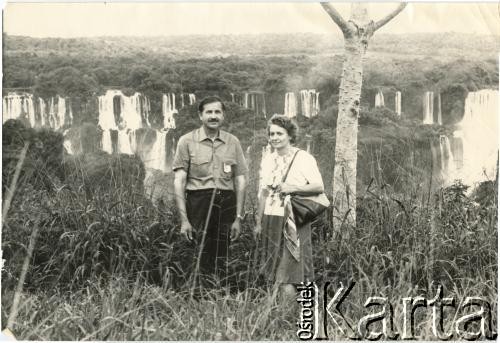 Lata 50., Foz de Iguazu, prowincja Misiones, Argentyna.
Jadwiga i Jan Józef Koprowscy - rodzice Enrique Koprowskiego przy wodospadach Iguazu.
Fot. NN, zbiory Enrique Koprowskiego, reprodukcje cyfrowe w Bibliotece Polskiej im. Ignacego Domeyki w Buenos Aires (Biblioteca Polaca Ignacio Domeyko) i w Ośrodku KARTA w Warszawie.

