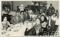 1962 lub 1963, Comodoro Rivadavia, prowincja Chubut, Argentyna.
Ślub Sofi Leniek. Wesele w Domu Polskim. Jose Martinez (w okularach), Francisco Szymanski, Juana Szymanski (trzecia z lewej), Roberto Szymanski (kuca) za nim Jadwiga Koprowski - matka Enrique Koprowskiego.
Fot. NN, zbiory Enrique Koprowskiego, reprodukcje cyfrowe w Bibliotece Polskiej im. Ignacego Domeyki w Buenos Aires (Biblioteca Polaca Ignacio Domeyko) i w Ośrodku KARTA w Warszawie.
