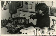 Lata 70., Comodoro Rivadavia, prowincja Chubut, Argentyna.
Jadwiga Koprowski - matka Enrique Koprowskiego - rzeźbi.
Fot. NN, zbiory Enrique Koprowskiego, reprodukcje cyfrowe w Bibliotece Polskiej im. Ignacego Domeyki w Buenos Aires (Biblioteca Polaca Ignacio Domeyko) i w Ośrodku KARTA w Warszawie.

