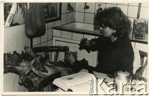 Lata 70., Comodoro Rivadavia, prowincja Chubut, Argentyna.
Jadwiga Koprowski - matka Enrique Koprowskiego - rzeźbi.
Fot. NN, zbiory Enrique Koprowskiego, reprodukcje cyfrowe w Bibliotece Polskiej im. Ignacego Domeyki w Buenos Aires (Biblioteca Polaca Ignacio Domeyko) i w Ośrodku KARTA w Warszawie.
