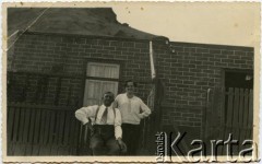 Lata 30., Comodoro Rivadavia, prowincja Chubut, Argentyna.
Polacy.
Fot. NN, zbiory Enrique Koprowskiego, reprodukcje cyfrowe w Bibliotece Polskiej im. Ignacego Domeyki w Buenos Aires (Biblioteca Polaca Ignacio Domeyko) i w Ośrodku KARTA w Warszawie.
