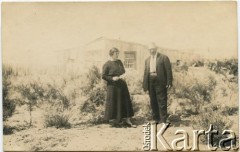 Lata 30., Comodoro Rivadavia, prowincja Chubut, Argentyna.
Polacy.
Fot. NN, zbiory Enrique Koprowskiego, reprodukcje cyfrowe w Bibliotece Polskiej im. Ignacego Domeyki w Buenos Aires (Biblioteca Polaca Ignacio Domeyko) i w Ośrodku KARTA w Warszawie.
