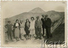 Lata 30., Pico Salamanca, prowincja Chubut, Argentyna.
Stefan Koprowski (drugi z prawej) - dziadek Enrique Koprowskiego, Marianna Koprowski (czwarta z lewej) - babcia Enrique Koprowskiego, Janina Koprowski (druga z lewej) - siostra Jana Józefa Koprowskiego.
Fot. NN, zbiory Enrique Koprowskiego, reprodukcje cyfrowe w Bibliotece Polskiej im. Ignacego Domeyki w Buenos Aires (Biblioteca Polaca Ignacio Domeyko) i w Ośrodku KARTA w Warszawie.
