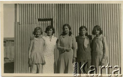 Lata 30., Comodoro Rivadavia, prowincja Chubut, Argentyna.
Eugenia Koprowski (pierwsza z prawej), Marianna Koprowski (druga z prawej) - babcia Enrique Koprowskiego, Janina Koprowski (w środku) - siostra Jana Józefa Koprowskiego i Wanda Koprowski (pierwsza z lewej) - siostra Enrique Koprowskiego.
Fot. NN, zbiory Enrique Koprowskiego, reprodukcje cyfrowe w Bibliotece Polskiej im. Ignacego Domeyki w Buenos Aires (Biblioteca Polaca Ignacio Domeyko) i w Ośrodku KARTA w Warszawie.
